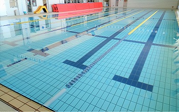 25mプール　25ｍ×6コースで長距離を泳がれる方もゆったりご利用いただけます。
