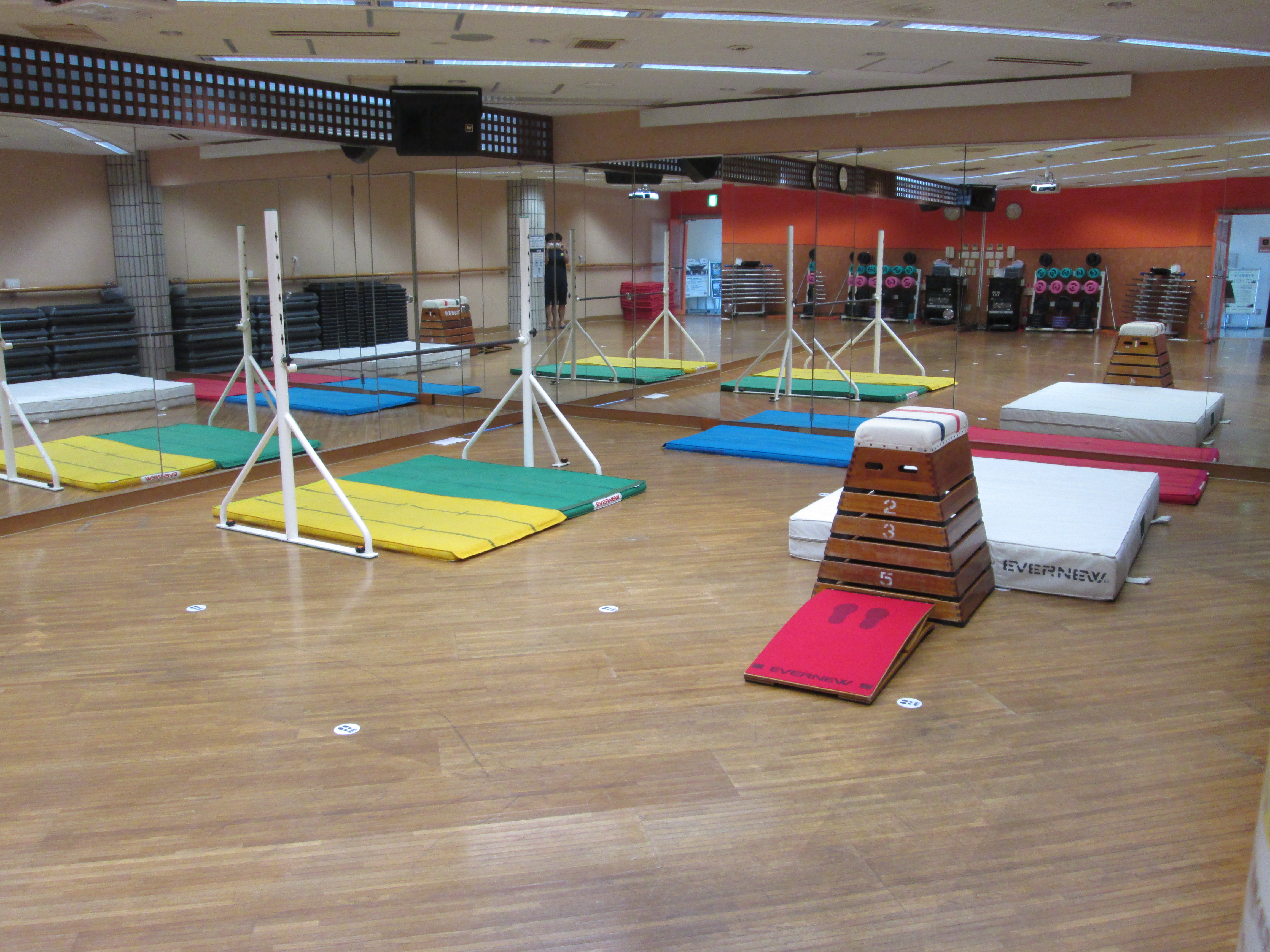 スタジオ（体育スクール使用時）　　　　　　　　　　　　　　　　　　　　　　　　　　　　　　　　　　　　　　　　　　　　　　　　　　　　スタジオ内にてマット・跳箱・鉄棒の練習を行います。