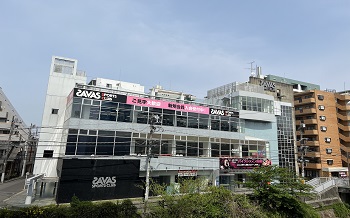 【外観】JR新松戸駅より徒歩4分。駐車場完備。