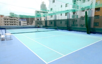 【テニスコート】砂入り人工芝コートなので身体の負担も少なくバウンドも安定。テニススクールも開催中。