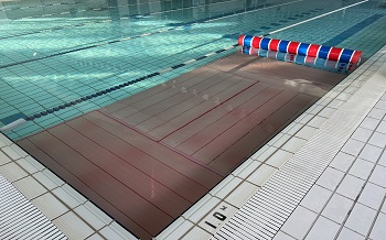 【スイミングプール】水深1.0M～1.1M。水慣れクラスではプールフロアを使用して、水深70cmで練習いたします。