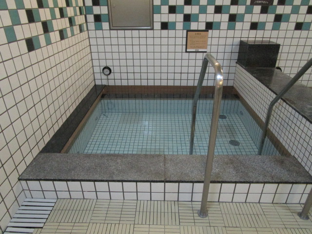 ＜男性ロッカー内水風呂＞18～20℃設定。サウナ後の身体を整える時に是非どうぞ。