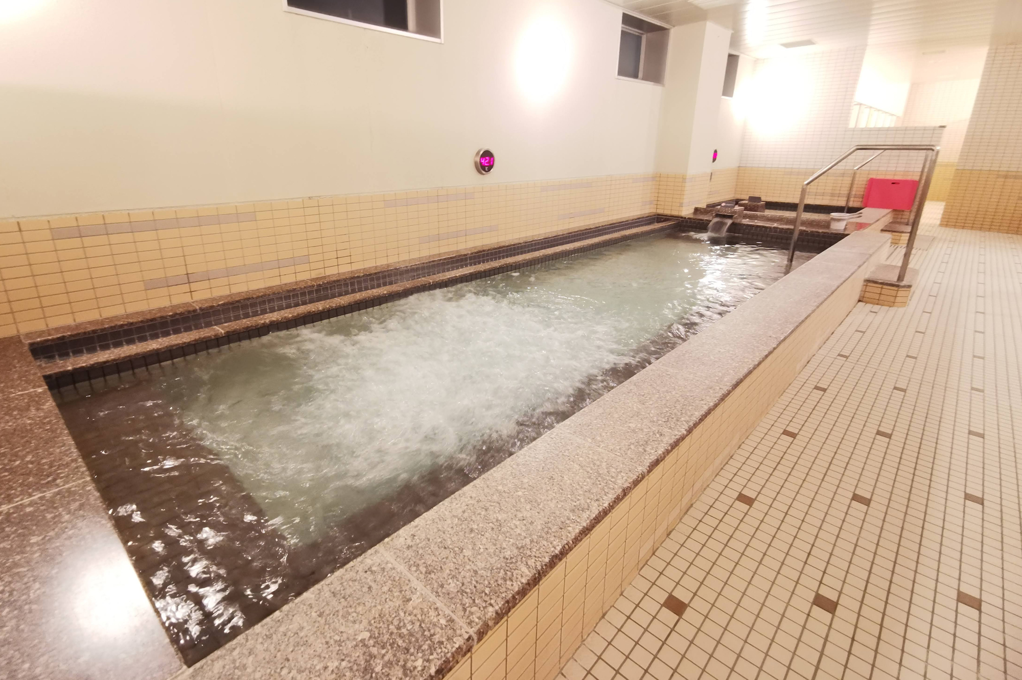 女性スパ　ジャグジー風呂(水温：38～40℃)