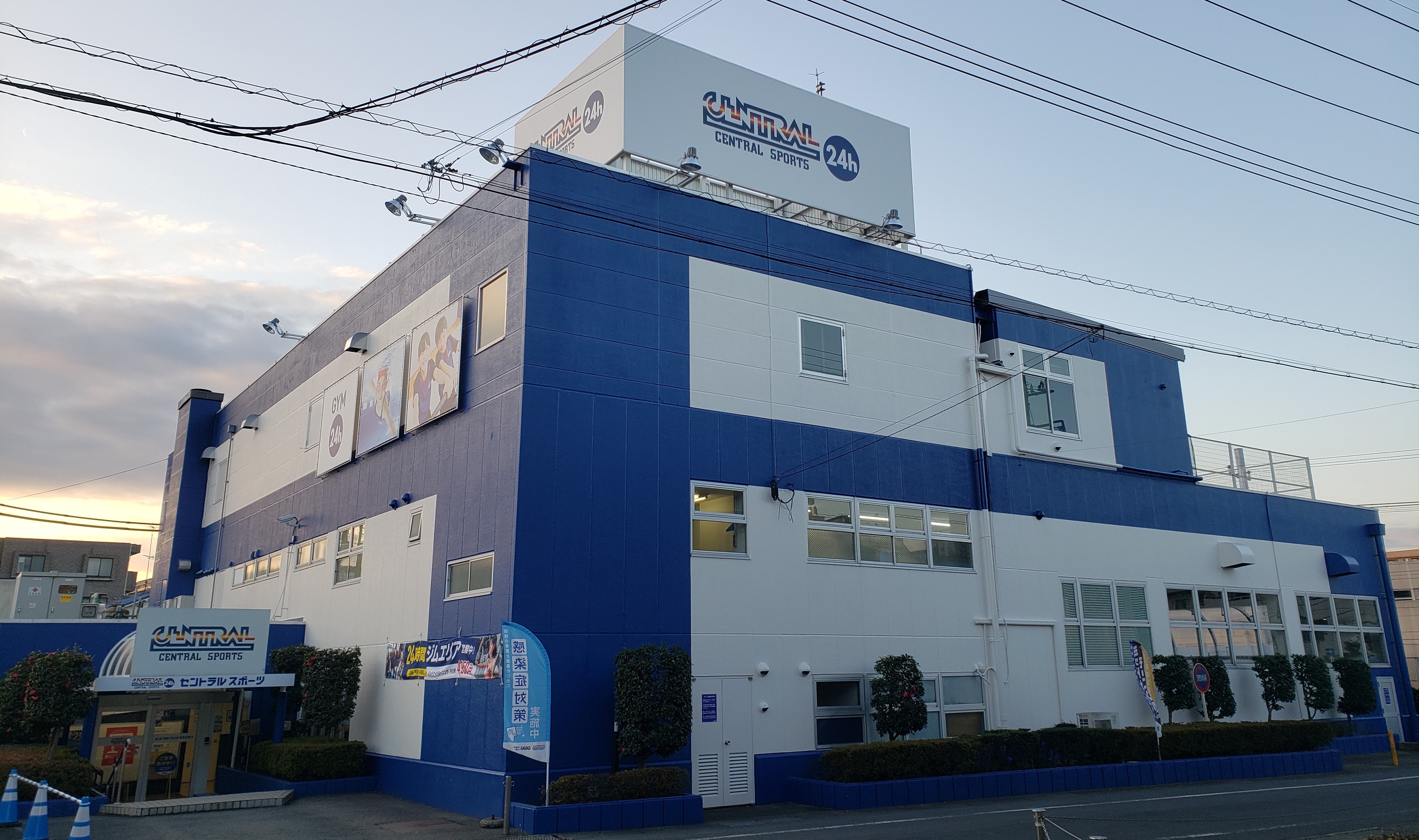 施設外観　福生駅東口から徒歩３分、白と紺色を基調とした建物です。