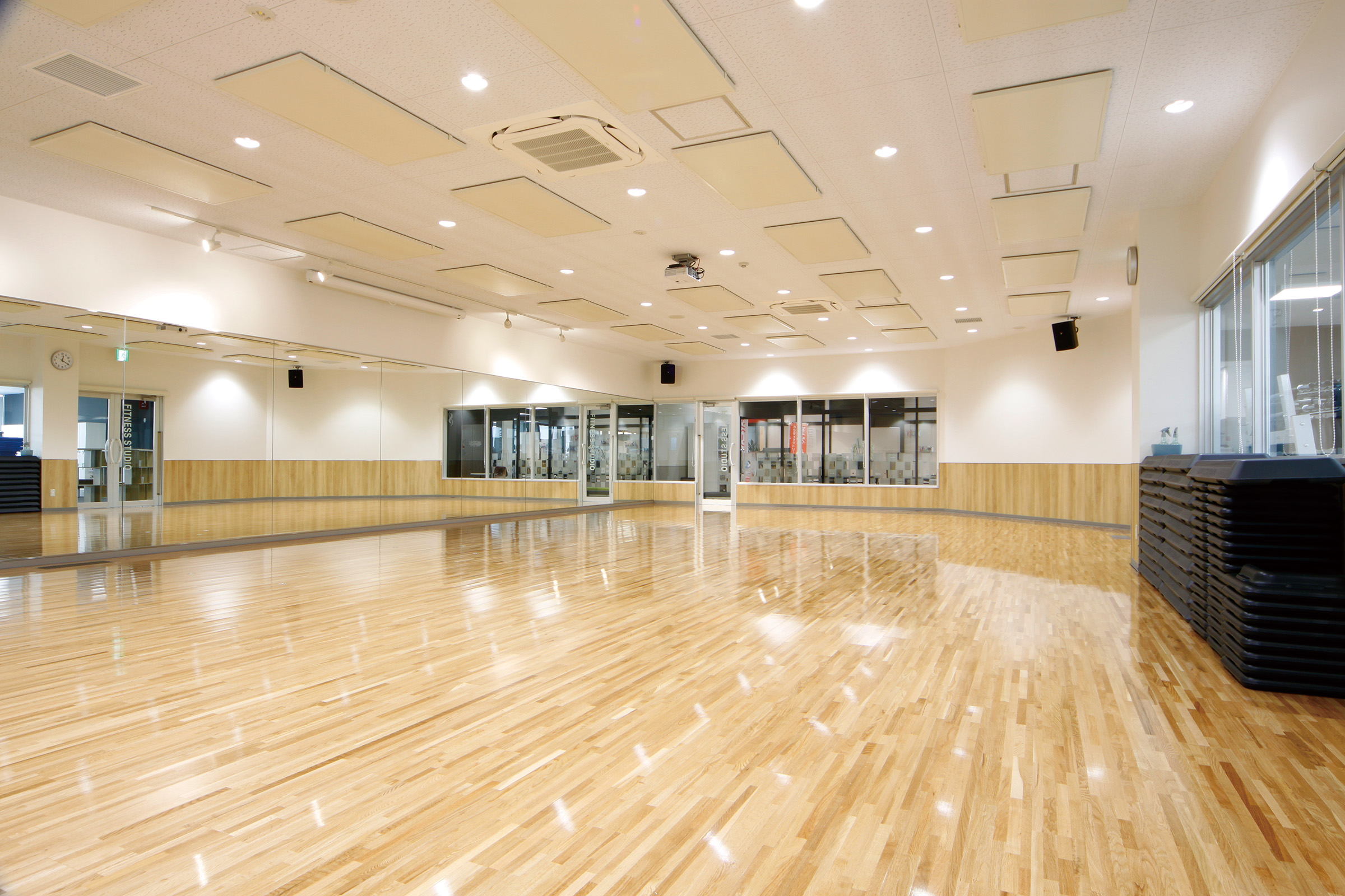 スタジオ（体育・ダンススクールを実施するスタジオです。初めてのお子様でも安全に練習できます）