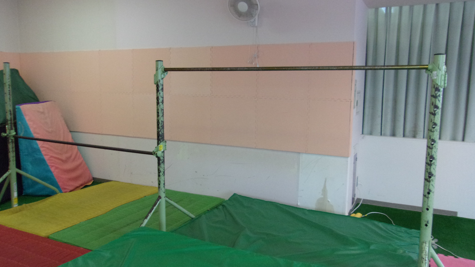 ＜体育スタジオ＞キッズ体育はマット・跳箱・鉄棒の3種目を中心に練習していきます。