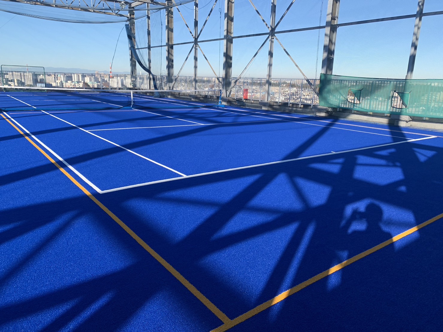 ＜屋上＞ダブルス・シングルスの2面完備！（レンタルテニスコートやテニススクールも実施中です。（別途有料）