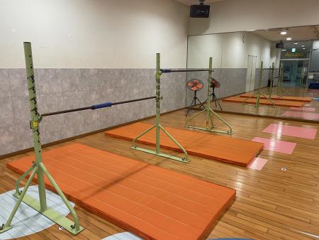 【キッズ】2階体育スタジオ：マット、跳び箱、鉄棒の３種目を中心に練習していきます。