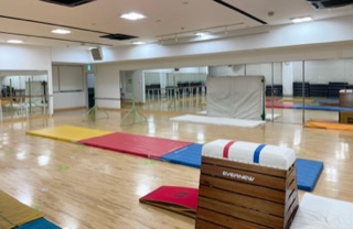 【スタジオ1】体育スクールでは、鉄棒・跳箱・マット運動・コーディネーション運動を行います。