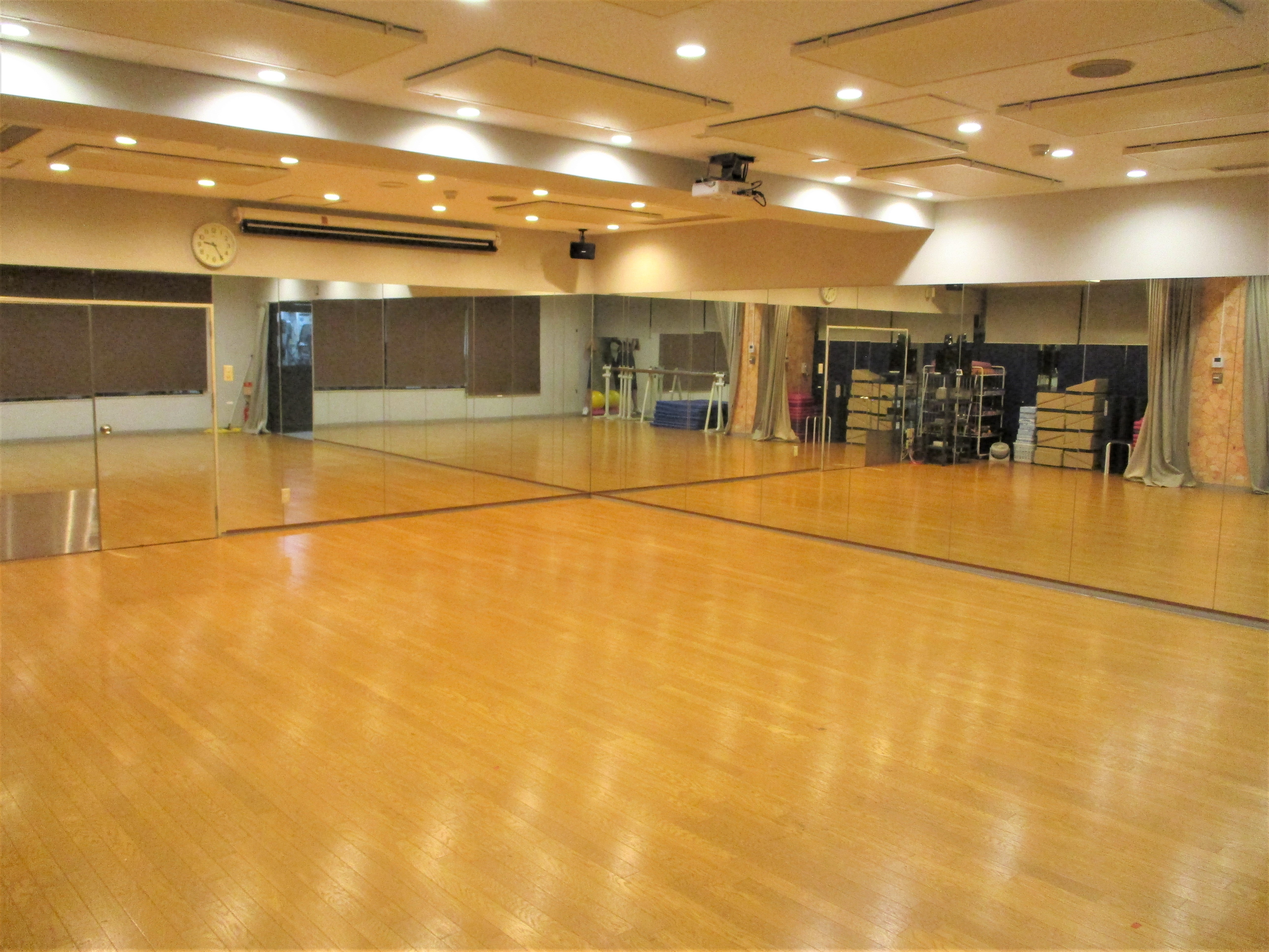 【ダンススタジオ】鏡を見ながら楽しく踊る練習をします
