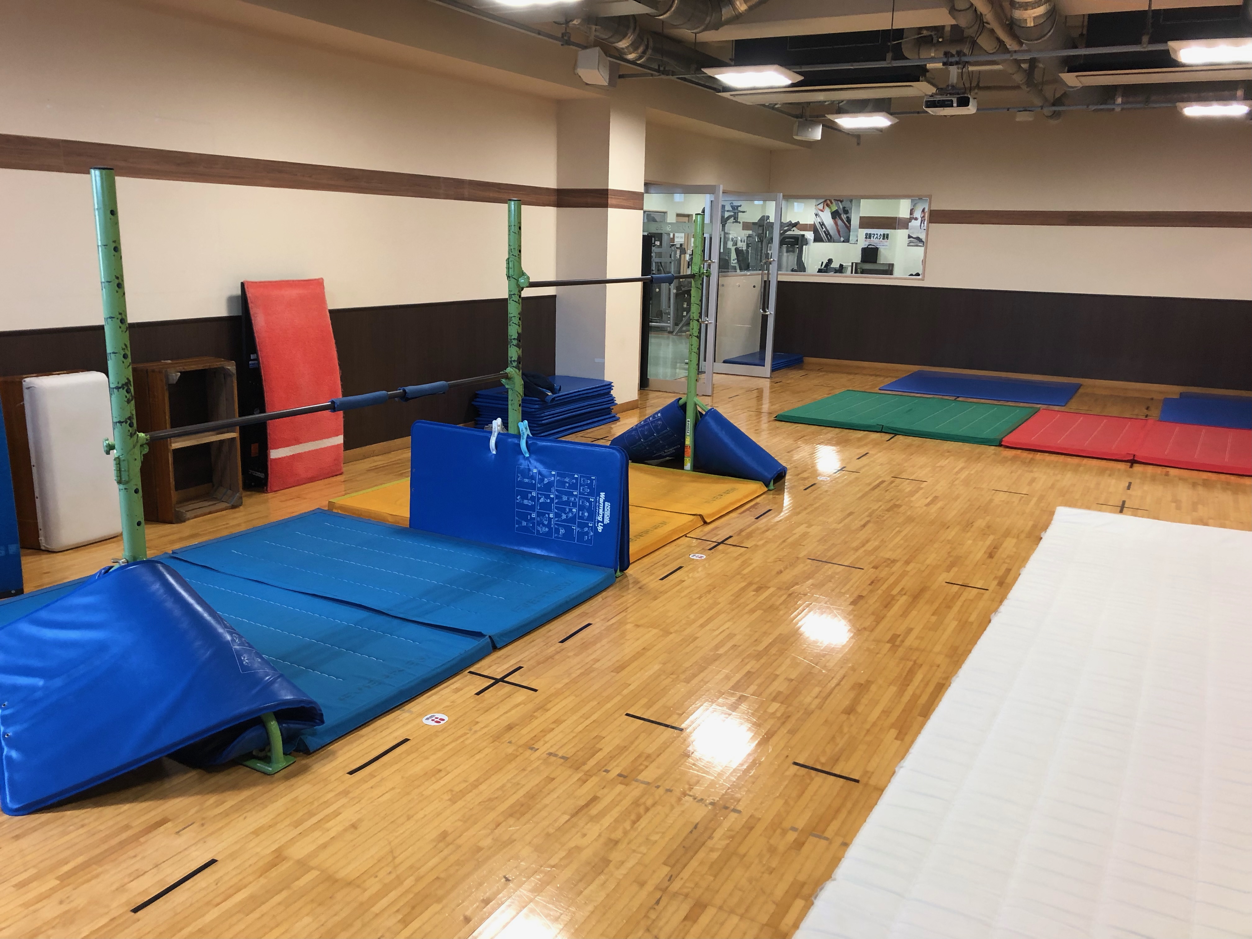 〈体操場〉トレーニング室にあるスタジオにて体育教室を実施しています。