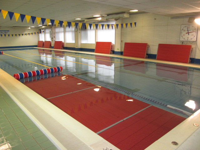 〈プールエリア〉25m×4コースの1年中快適に泳げる温水プールです、お子様のスイミングも安全安心を第1に実施しております。