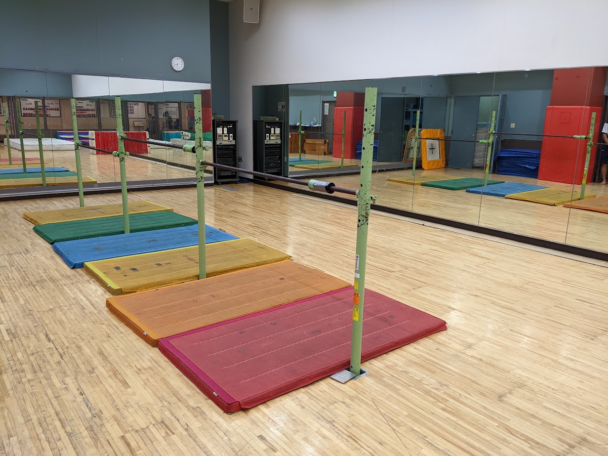 ＜体育スタジオ＞キッズ体育は、マット、跳び箱、鉄棒の３種目を中心に練習していきます。