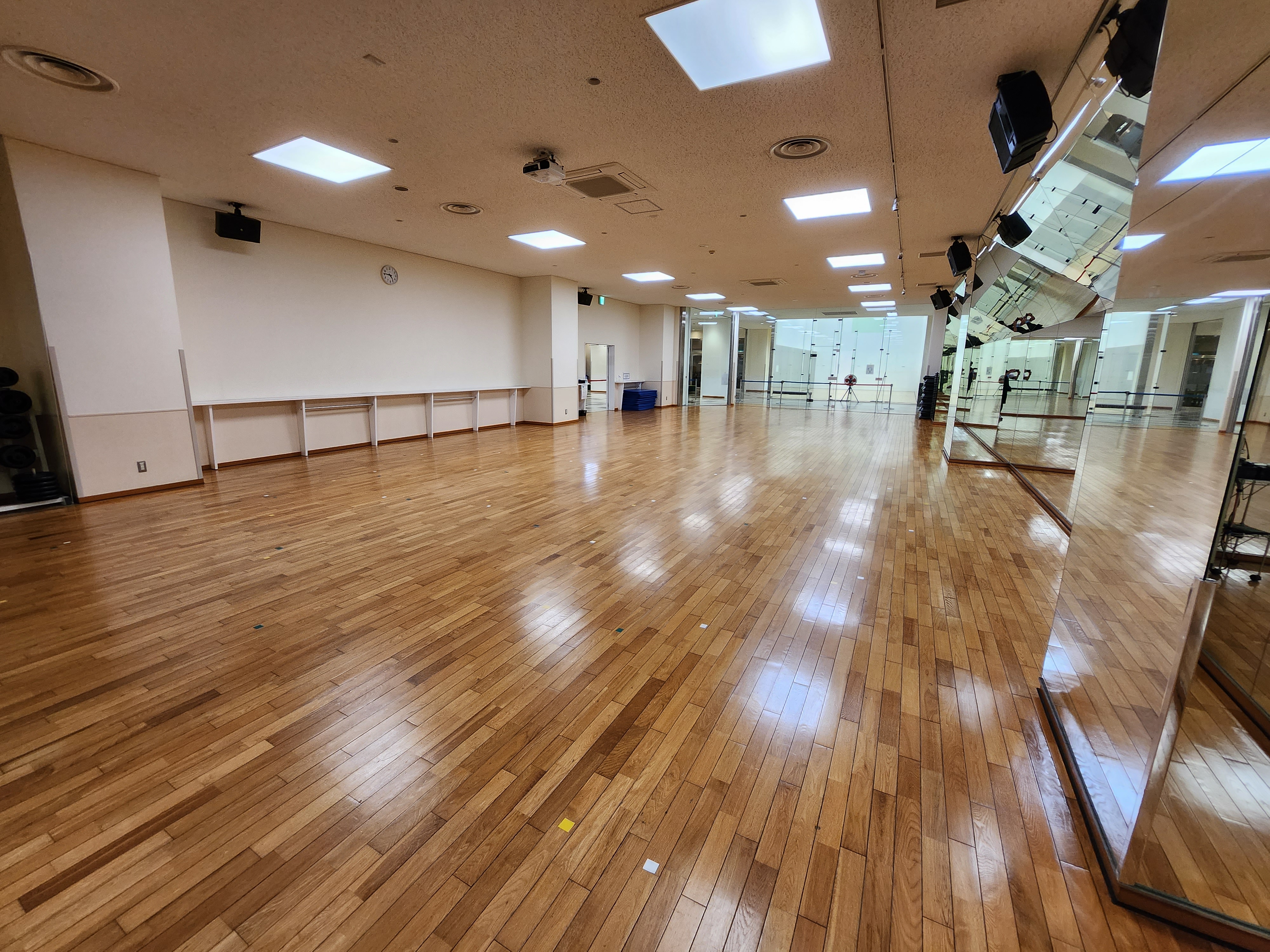 ＜第1スタジオ＞キッズダンスは鏡張りの広いスタジオで練習を行います。