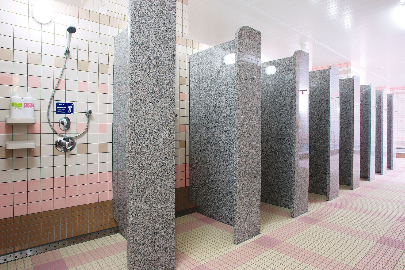 スパエリア（個別立ちシャワーは男性スパ7か所、女性スパ13か所に設置！）