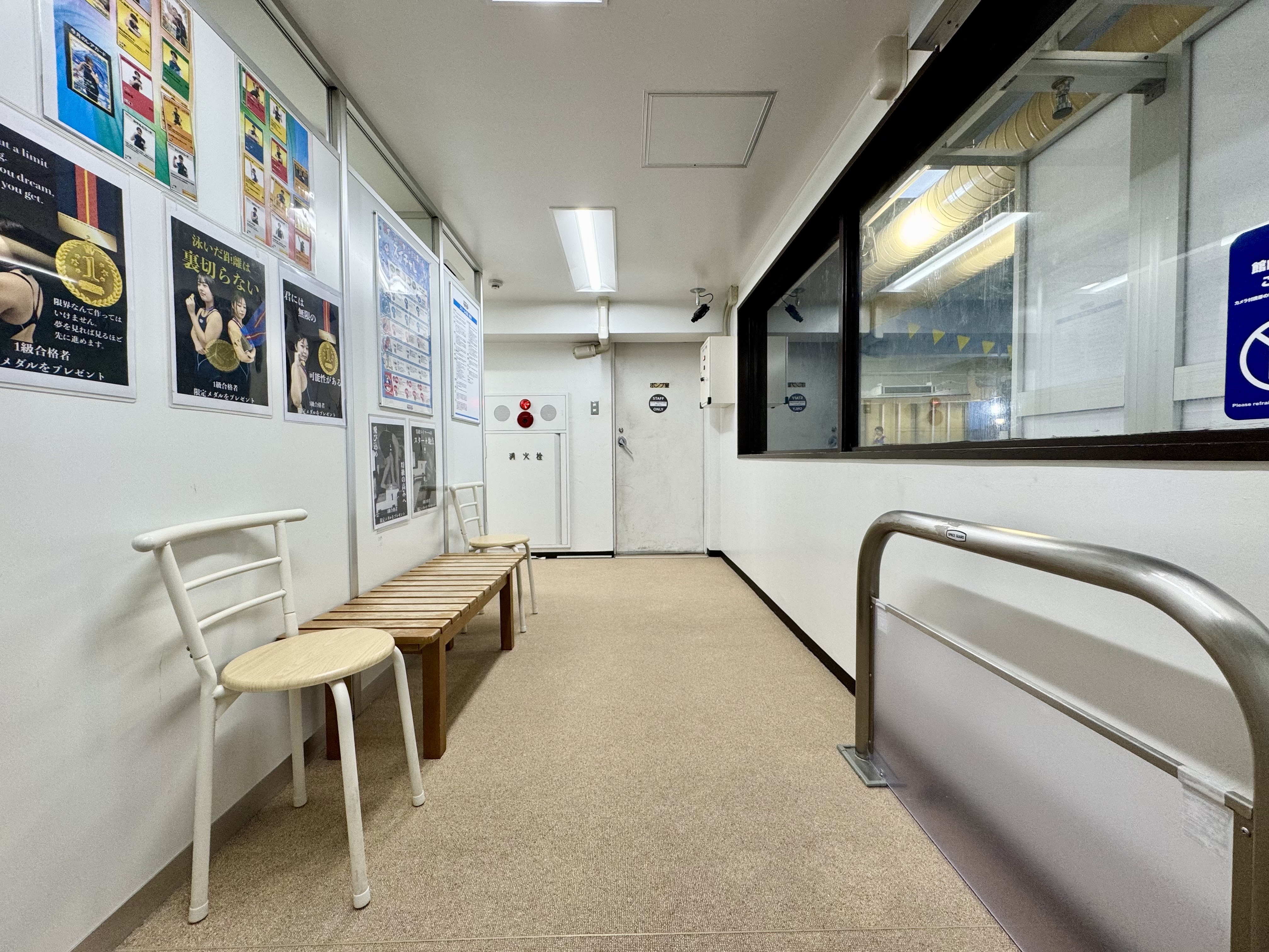 スクールギャラリーにイスを設置しました。ゆっくり近くでご見学いただけます。