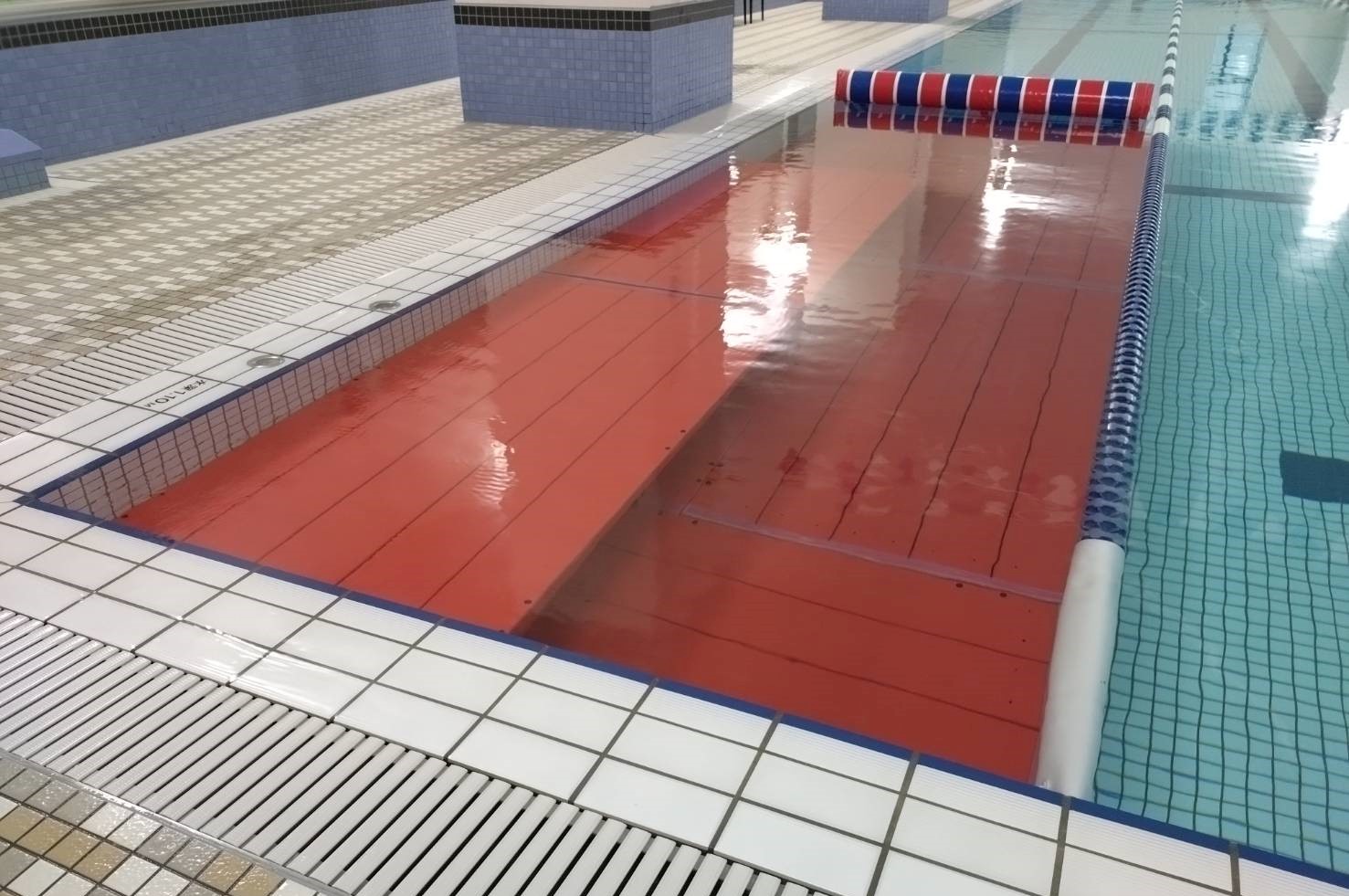 【スイミングスクール実施イメージ】赤台を設置して安全指導をしています。