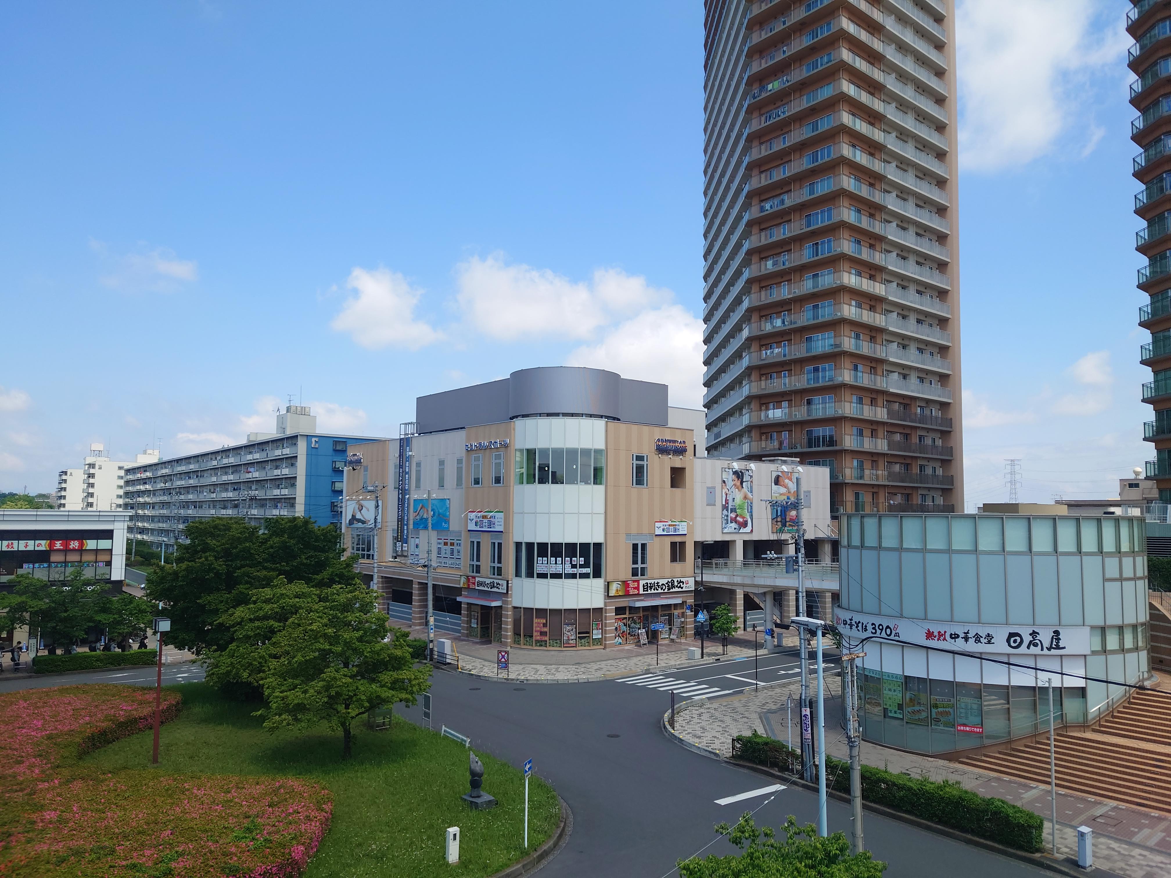 【小手指駅からの風景】北口徒歩1分。仕事帰りや買い物のついでに通いやすい立地です。