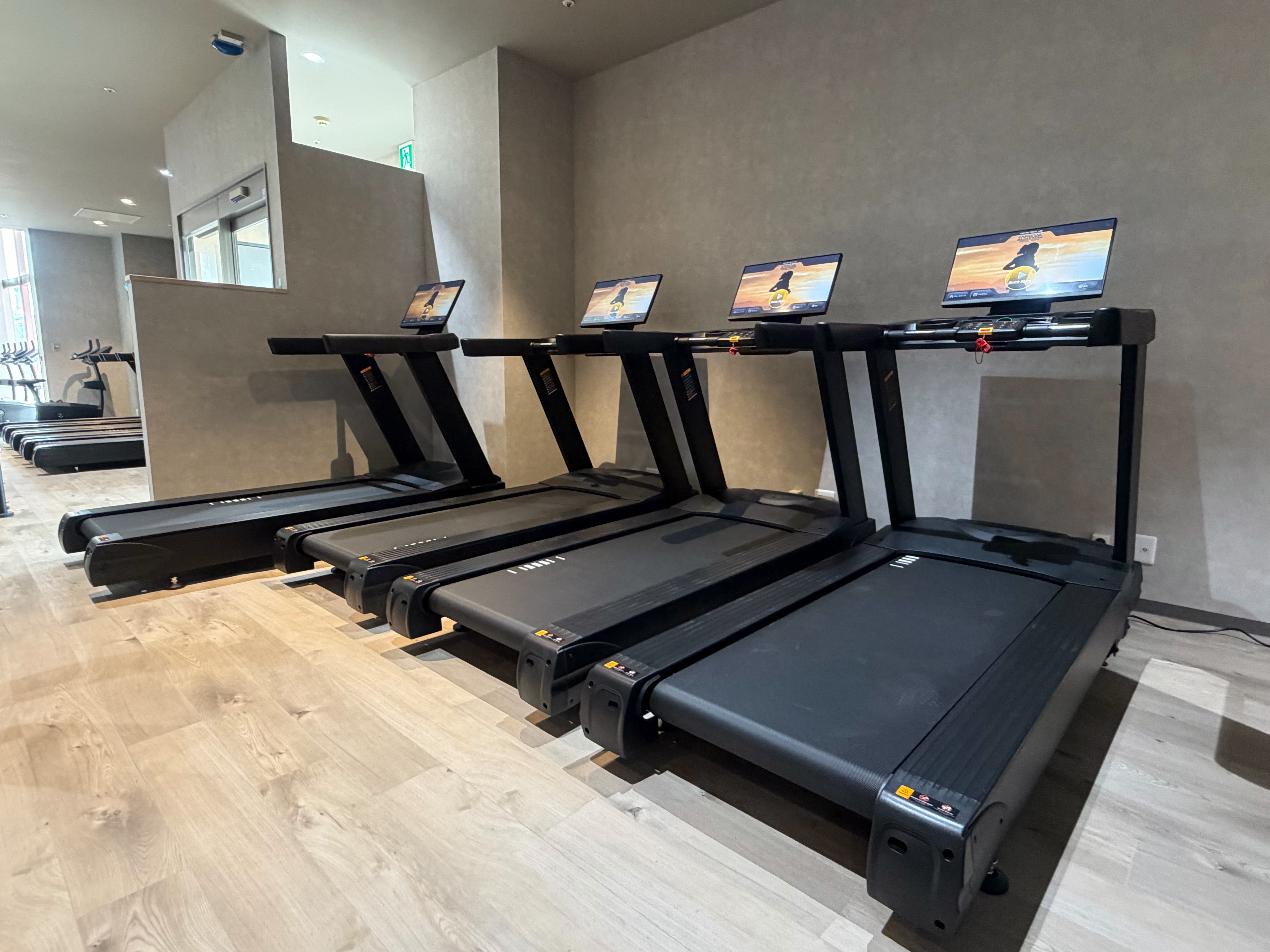 【GYM】有酸素マシンはトレッドミル（8台）・クロストレーナー（3台）・アップライトバイク（4台）を完備