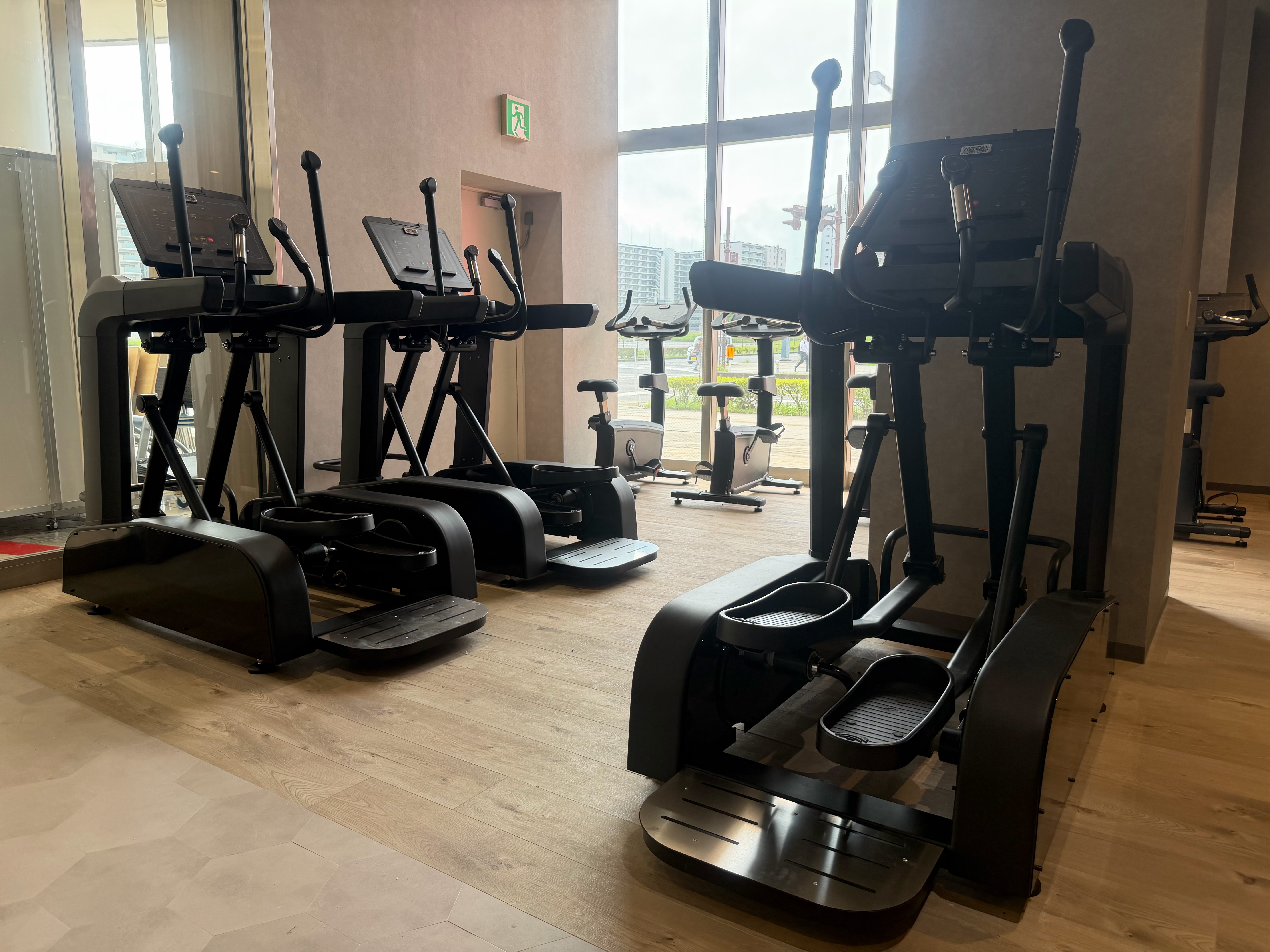 【GYM】有酸素マシンはトレッドミル（8台）・クロストレーナー（3台）・アップライトバイク（4台）を完備