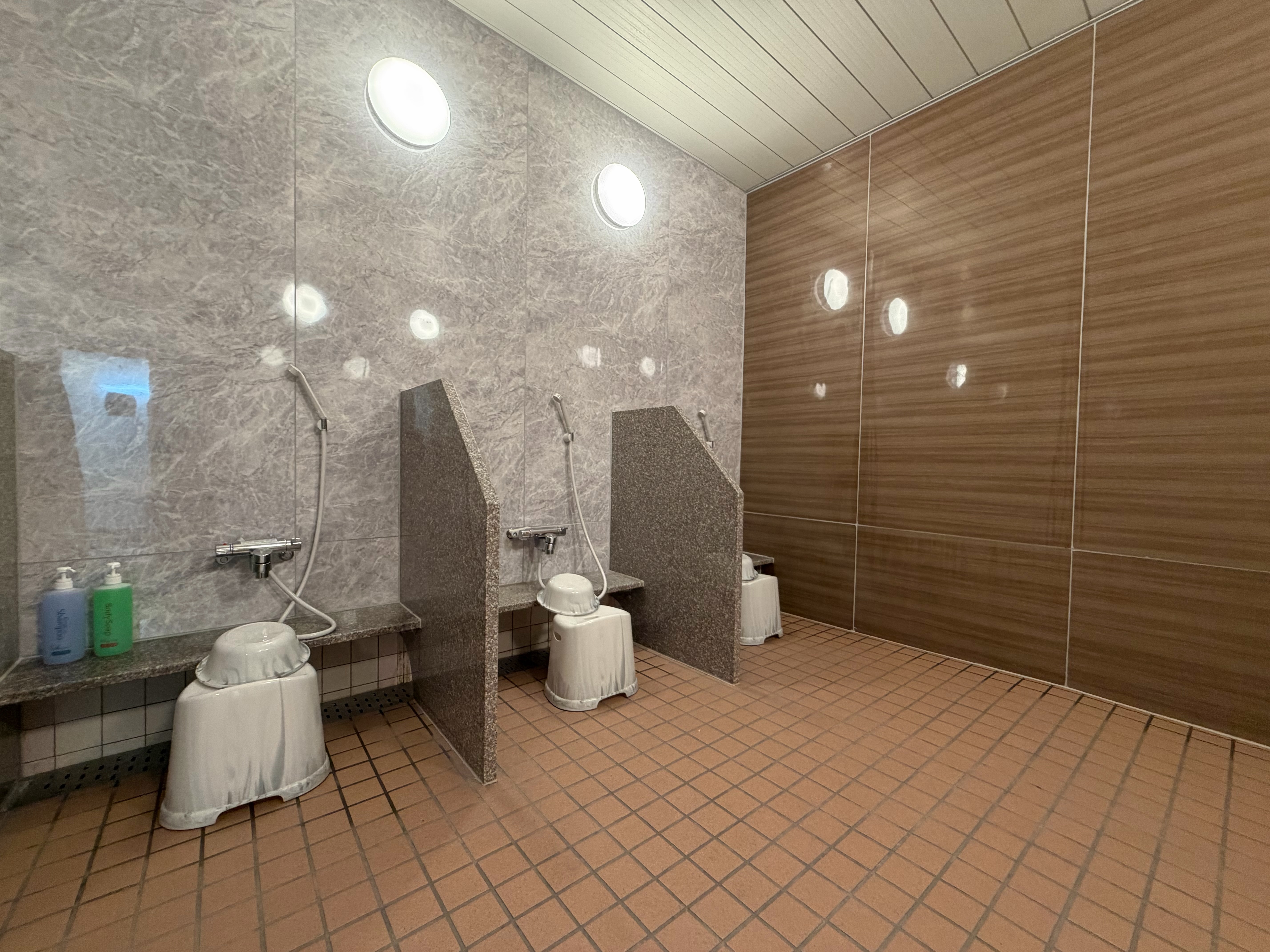 【SPA カランタイプ シャワー】座位タイプのシャワーは、ゆったりとご利用いただけます。 