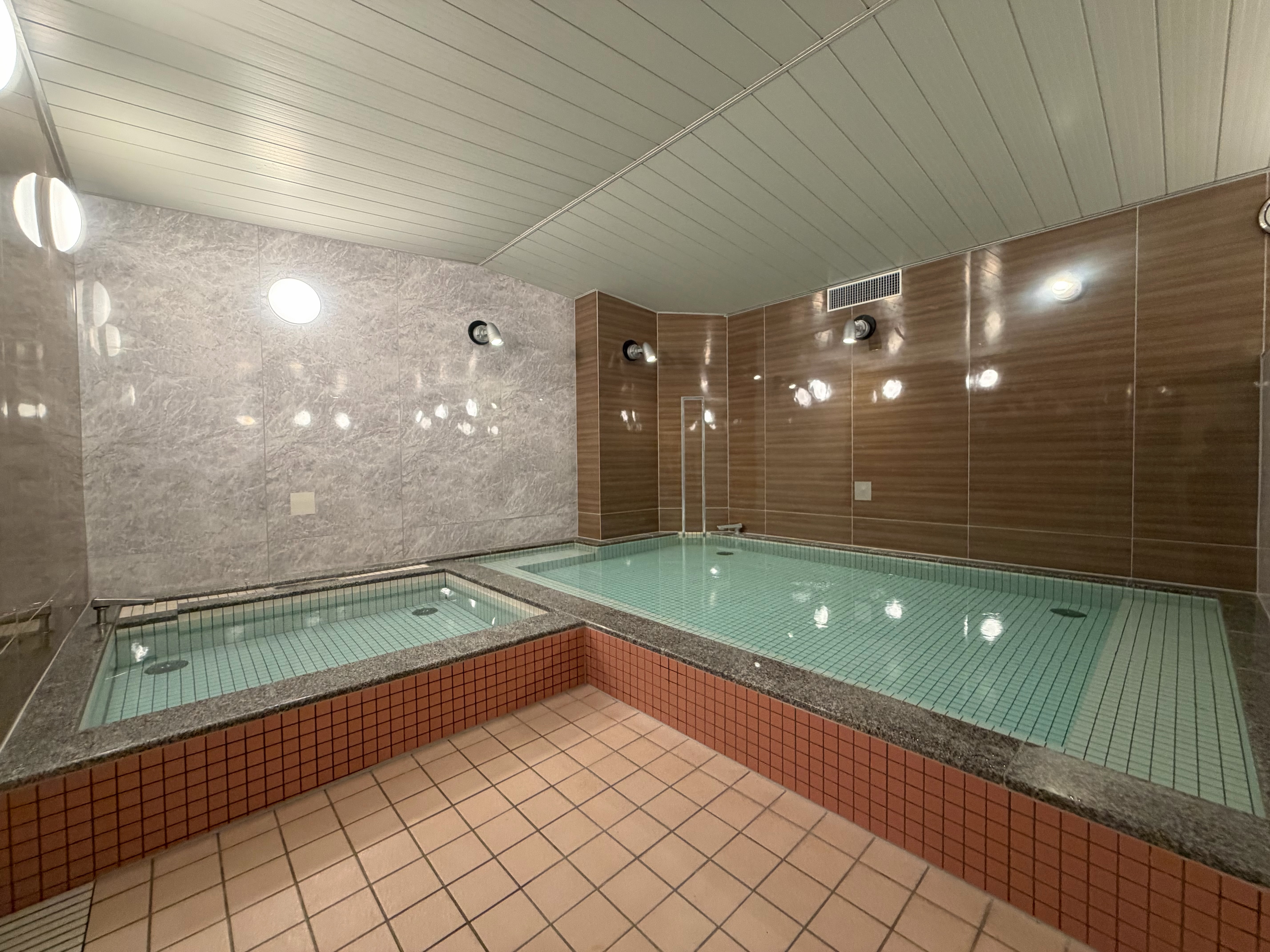 【SPA】 人工温泉風呂・水風呂と、２種のお風呂をお楽しみいただけます。