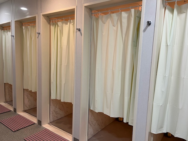 【シャワールーム】男女ともにスパエリアにございます。