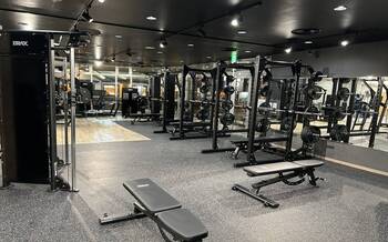 ★NEW★　24時間ジムエリア①　　　　　　　　　　　　　　　　　　　　　　　　　　　　　　　　　　　　　　　　　　　　　　　　　　　　             パワーラック2台、ケーブルマシン1台、スミスマシン1台を設置しています。　　