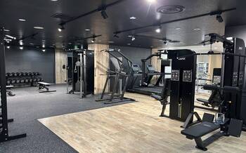 ★NEW★　24時間ジムエリア②　　　　　　　　　　　　　　　　　　　　　　　　　　　　　　　　　　　　　　　　　　　　　　　　　             チン＆ディップス1台、フルボディトレーナー1台、ダンベル（1kg～40kg）を設置しています。　　