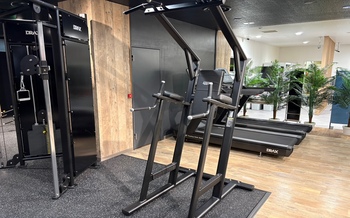 ★NEW★ 24-hour gym Chin & Dips This machine allows you to perform exercises such as leg raises, dips, chin-ups, and push-ups. You can focus on training your upper body with just this one machine.　　　　　　　　