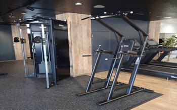 ★NEW★　24時間ジム　チン＆ディップス　　　　　　　　　　　　　　　　　　　　　　　　　　　　　　　　　　　　　　　　　　　　レッグレイズ・ディップス・チンニング・プッシュアップ等のトレーニングが可能です。これ1台で上半身を集中的にトレーニング出来ます。　　　　　　　　