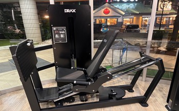 ★NEW★ 24-hour gym Leg Press This exercise effectively works the entire lower body in a balanced way, focusing on the quadriceps (front of the thighs) and gluteus maximus (buttocks), as well as the hamstrings (back of the thighs).　　
