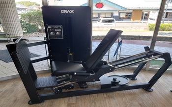 ★NEW★　24時間ジム　レッグプレス　　　　　　　　　　　　　　　　　　　　　　　　　　　　　　　　　　　　　　　　　　　　　　　　　　　大腿四頭筋（太ももの前側）、大臀筋（お尻）を中心に、ハムストリングス（太ももの裏側）など、下半身全体をバランス良く鍛えることができます。　　