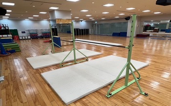 【スタジオ1】キッズ体育は、マット・跳び箱・鉄棒の3種目を練習していきます。