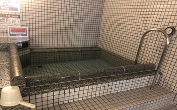 【男性更衣室内 水風呂】サウナ後のリフレッシュの為の水風呂！設定温度は20度