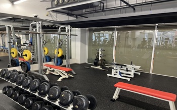 【初めての方向け】フリーウエイトエリア　スミスマシン、ダンベル1Kg～30Kg、ヒップスラストなどを設置。スミスマシンは軌道が決まっているので、初めての方でも安心してスクワットやベンチプレスなどのトレーニングが出来ます。