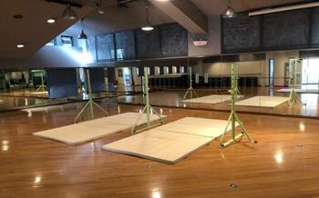 【3F/スタジオA】キッズ体育は、マット・跳び箱・鉄棒の3種目を中心に練習をしていきます。