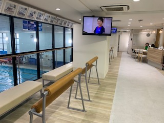 【スクールギャラリー館内】スイミングスクール専用観覧スペースとなっています。