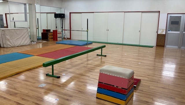 体育スクール（スタジオA）３階スタジオを利用して体育スクールを実施しています。