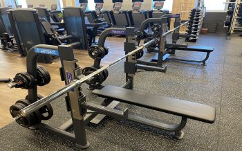 [Bench press] Recommended for those who want to thicken their chest.