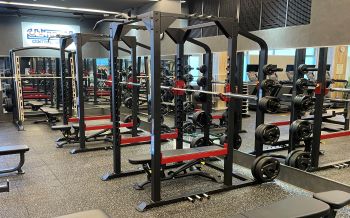 [Power rack] You can train the whole body such as squats and deadlifts.