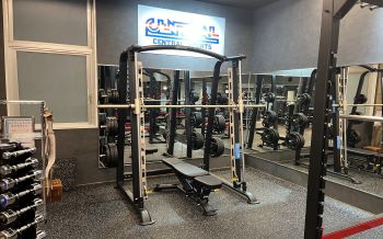 [Smith machine] Recommended for those new to free weights. Allows for full body training.