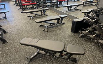 [Adjustable bench] This is a bench whose angle can be adjusted.