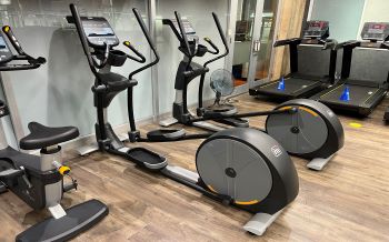 【クロストレーナー】２台設置。有酸素マシンとして体脂肪燃焼・持久力向上に効果的です。