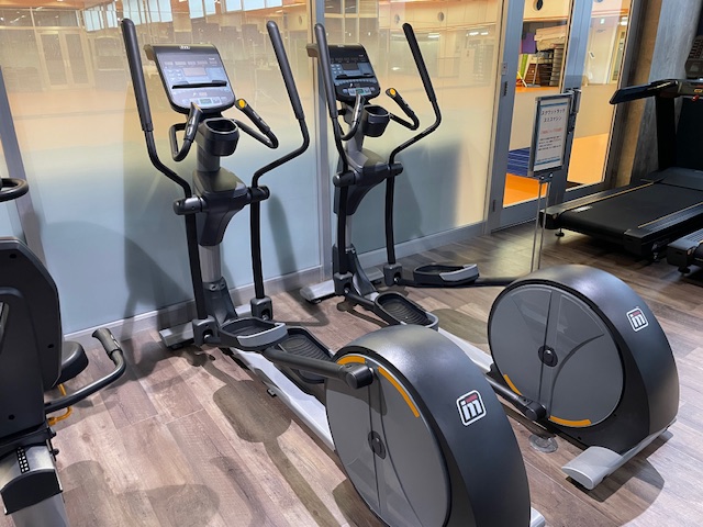 [Cross trainer] 2 units installed. As an aerobic machine, it is effective for burning body fat and improving endurance.