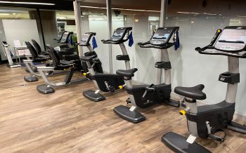 【フィットネスバイク】６台設置。体力に自信がない方にもおすすめ。有酸素マシンとして体脂肪燃焼・持久力向上に効果的です。