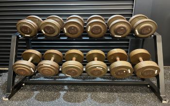 [Dumbbell 27: 40kg to XNUMXkg] There are XNUMX racks, each with a maximum capacity of XNUMXkg. We recommend using them in conjunction with an adjustable bench.