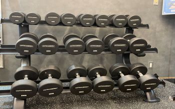 [Dumbbell 12 30kg - XNUMXkg] There are XNUMX racks with a maximum capacity of XNUMXkg. We recommend using them in conjunction with the adjustable bench.