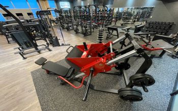 [Free weight area] This area is equipped with a power rack, Smith machine, bench press, etc.