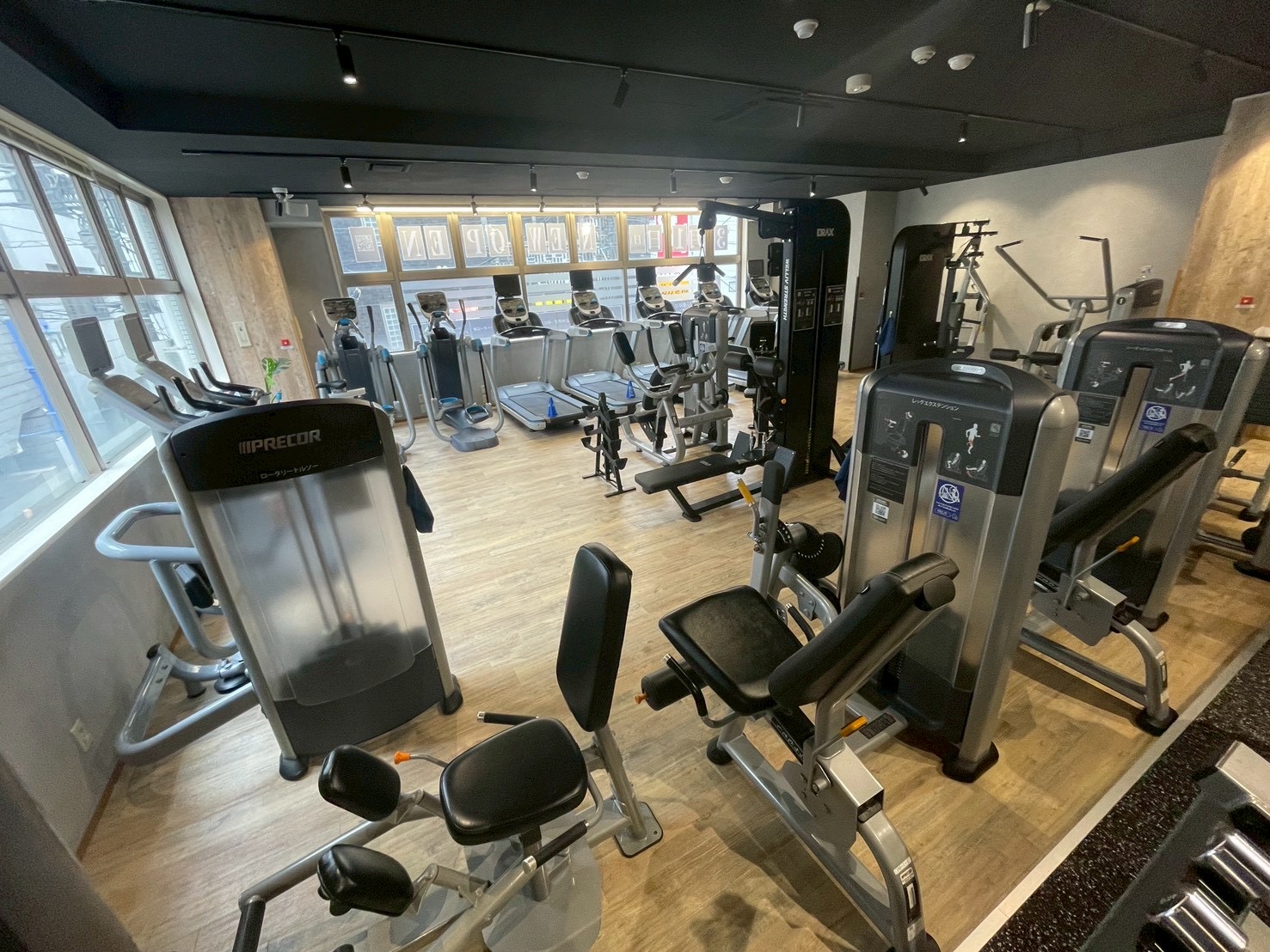 マシンジムエリア①　　(ウエイトスタックマシン＆有酸素マシン）